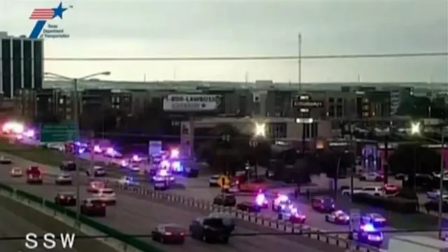 Vehículos policiales con las luces de emergencia encendidas en una carretera de Dallas