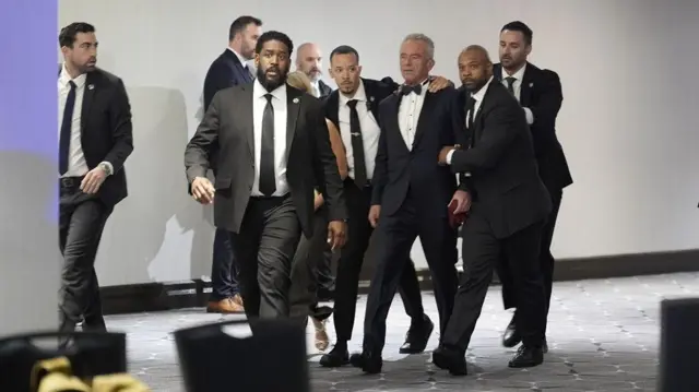 aparat keamanan dari Hotel Washington Hilton di Washington, DC, 25 April 2026.