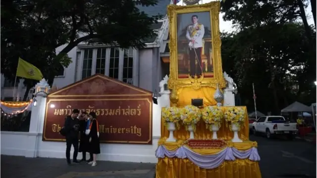พระบรมฉายาลักษณ์ ร. 10 หน้า ม.ธรรมศาสตร์
