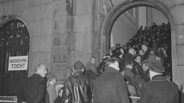 صف اسکیت بازان برای ثبت نام در مسابقه ۱۹۶۳ در ساختمان بورس در لیوواردن