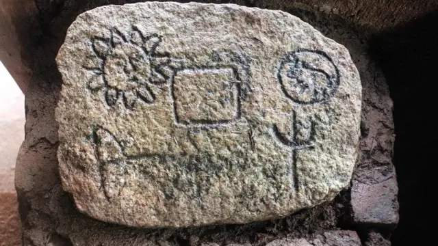 వెడ్డాస్ హెరిటేజ్ సెంటర్ వద్ద పురాతన రాతి మీద సూర్యుడు, చంద్రుడు, వారి వేట ప్రాంతాల చిహ్నాలు