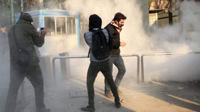 Иранские студенты закрываются от слезоточивого газа