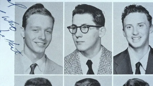 অলড্রিখ এইমসের তিনটি আলাদা বেশভুষার ছবি