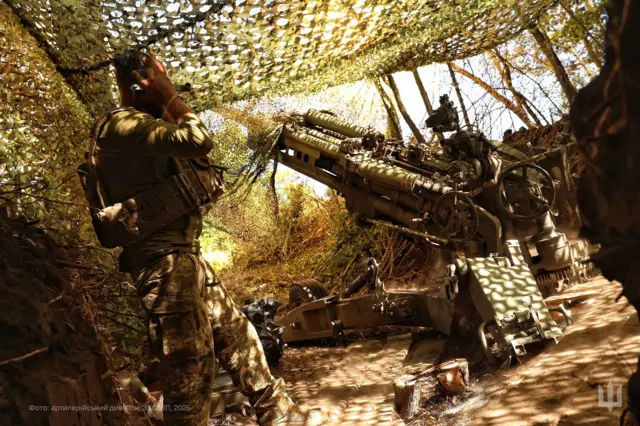 Військовий на полі бою - позиція артилерії