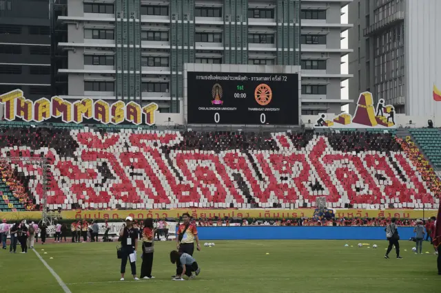 ฟุตบอล ประเพณี จุฬา มธ 72 ล้อการเมือง