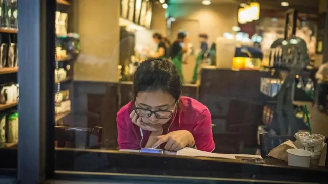 فتاة تطالع هاتفها الذكي