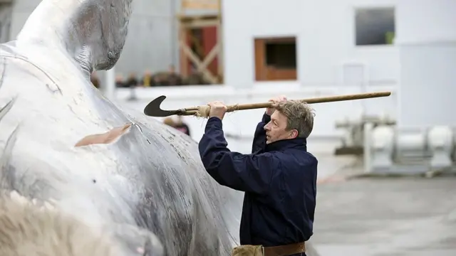 Um homem carne a carnecomo pagar loterias onlineuma baleia-comum ao nortecomo pagar loterias onlineReykjavik, na Islândia