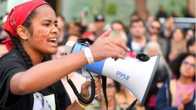 یوې شپاړس کلنې تورپوستې نجلۍ پر مخ لیکلي: موږ مه وژنئ