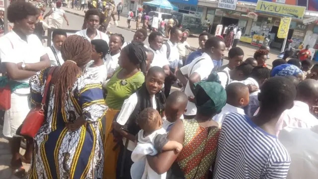 Abanyeshuri bari mu gihirahiro nyuma yo kwangirwa kwambuka