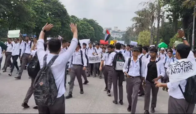 কালেমা লেখা পতাকা নিয়ে খেলাফত প্রতিষ্ঠাসহ বিভিন্ন দাবিতে রোববারও মিছিল করতে দেখা যায় কলেজ শিক্ষার্থীদের 