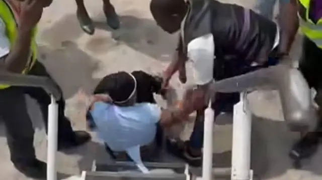 Aworan bi awọn oṣiṣẹ baalu ṣe n wọ arin irinajo sọ kalẹ ninu baaluu