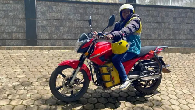 Louise Uwase avuga ko akazi ko gutwara abagenzi kuri moto kamuha ubwigenge