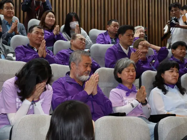박수치는 이태원 참사 유가족