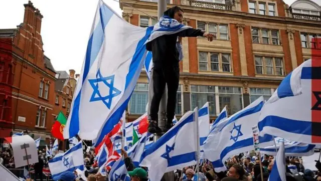 تشير البيانات الصادرة عن معهد بحوث السياسات اليهودية إلى وجود فجوة جيلية في الآراء حول إسرائيل بين اليهود البريطانيين