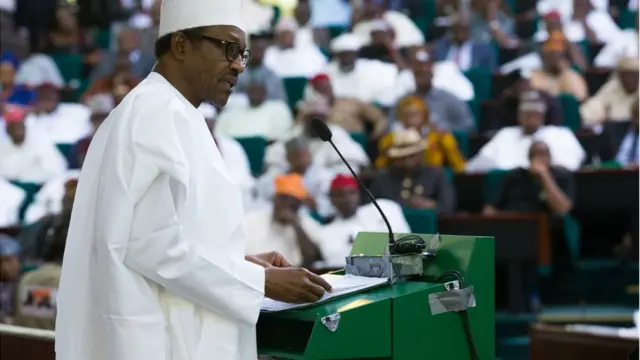 Aarẹ Buhari n ka abafin eto iṣuna fawọn aṣofin apapọ