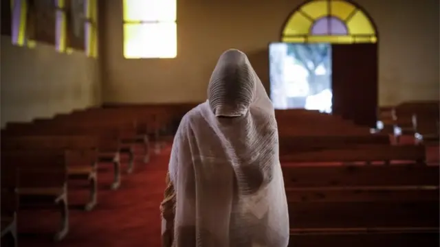 Женщина в церкви