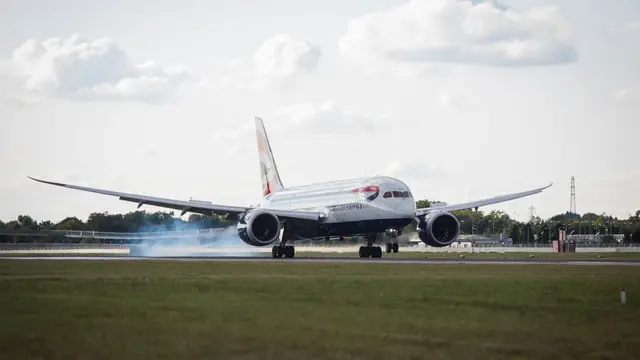 Самолет садится в Хитроу