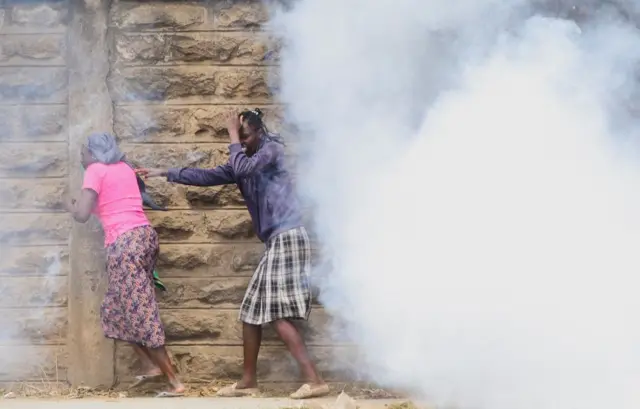 Abagore bo mu gace ka Mathare i Nairobi muri Kenya, bagerageza guhunga imyuka iryana mu maso yarashwe na polisi 