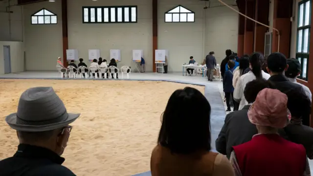 길게 줄을 선 유권자들