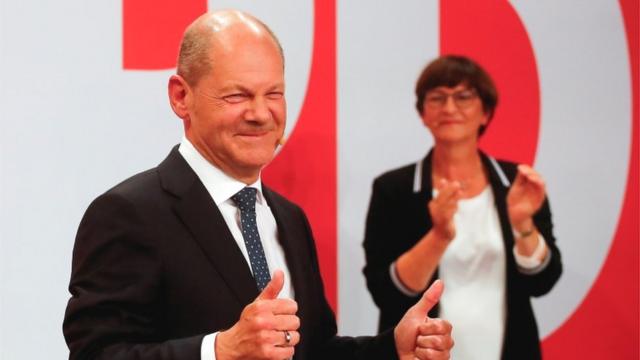 SPD के नेता ओलाफ़ शल्ट्स ने जीता का दावा किया है