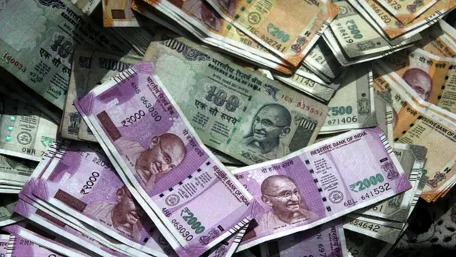 డబ్బు, నగదు, నోట్ల కట్టలు, రూ.2000, 2000 నోటు