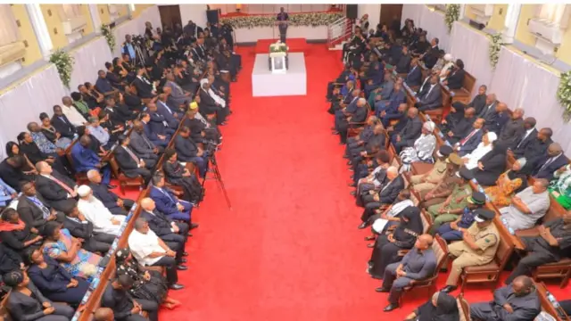 Viongozi mbali mbali nchini Tanzania wakisikiliza hotba wakati wa maombolezo katika ukumbi wa Karim Jee jijini Dar es salaam