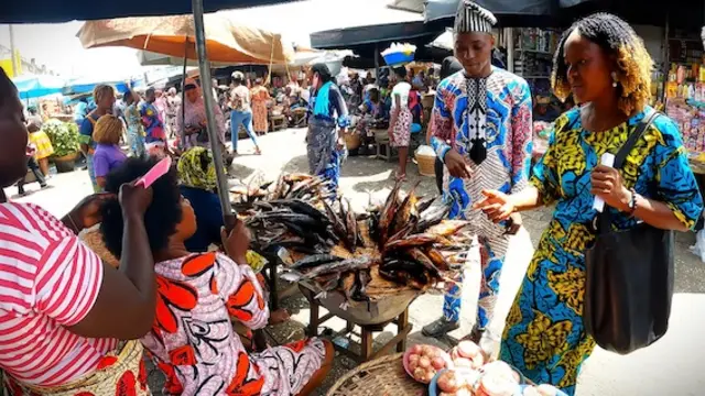 Jean-Paul et Augustine Houndagnon marchandent du maquereau au marché de Dantokpa 