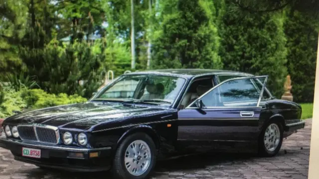 Атактуу жазуучу Бельгияда минген бул Jaguar 1992-жылы заводдон чыгып, аны 1995-жылы сатып алышкан. Классик аны менен Европанын жарымын айланып чыккан. Азыр бул автомашинаны Айтматовдун үй-музейинде экспонат болуп турат.