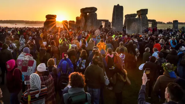 Люди біля Стоунхенджу