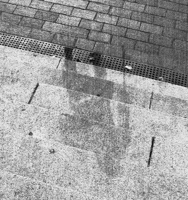 广岛原子弹爆炸在石阶上留下了一个死难者的身影。
