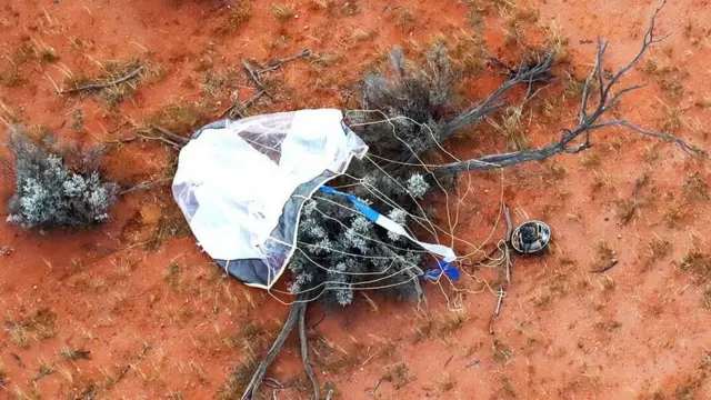 প্যারাসুটটি ছিল কাছের একটি গাছের ওপরে আটকানো।