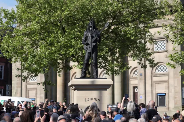 Lemi je u rodnom Barslemu, u maju 2025. dobio spomenik