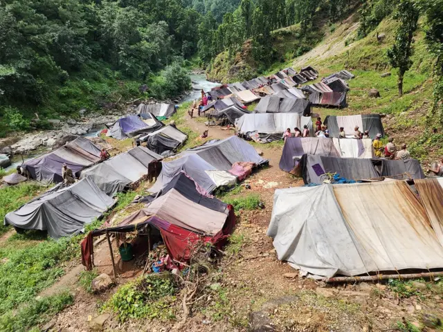 नयाँ ठाउँमा बस्न थालेको एक सातादेखि नै राउटेहरू सर्नका लागि अर्को ठाउँको खोजी गर्छन्।