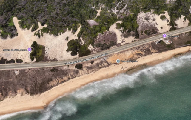 Praia ao lado de via expressa e parque com dunas