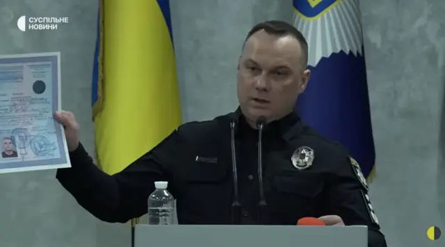 Іван Вигівський демонструє папірець