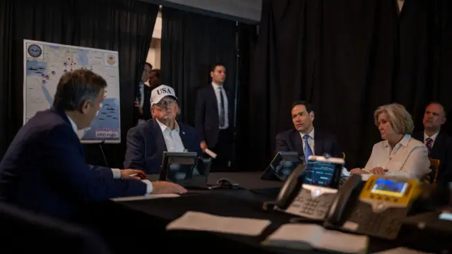 El presidente de Estados Unidos, Donald Trump, habla con el director de la CIA, John Ratcliffe, durante las operaciones militares en Irán.