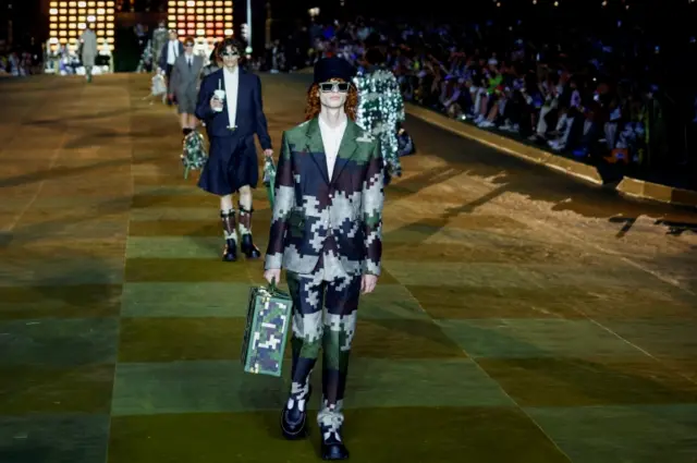 عرض مجموعة لويس فويتون خلال أسبوع الموضة الرجالية في باريس