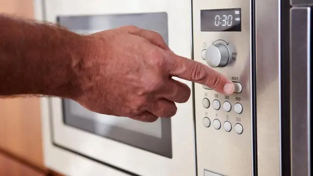 Сотрудникам обсерватории запретили использовать микроволновые печи, которые создавали ложные сигналы - как будто от инопланетян