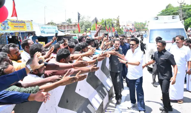 சமீப ஆண்டுகளில் சாலைகளின் இருபுறங்களிலும் மக்கள் நிற்க, அரசியல் தலைவர்களின் வாகனங்கள் நடுவில் செல்வது அல்லது தலைவர்கள் வாகனங்களைவிட்டு இறங்கி நடப்பது போன்ற நிகழ்வுகள் அதிகரித்திருக்கின்றன.