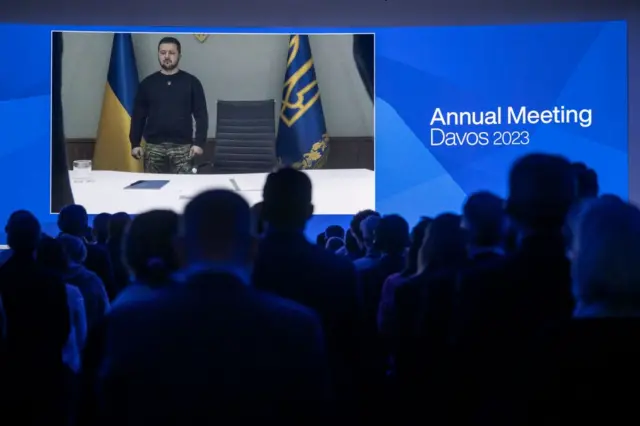Украинанын президенти формуга онлайн катышты. Мындан сырткары БЭФке барган "биринчи айым" Елена Зеленская Кытайдын вице-премьери Лю Хэге согушту токтотуу боюнча сунуштарды берип, катты Си Цзиньпинге жеткирүүнү өтүндү 