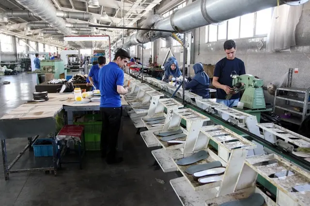 بر اساس قانون کار میزان افزایش دستمزد بر اساس دو شاخص سبد معیشت خانوار و نرخ تورم تعیین می‌شود.