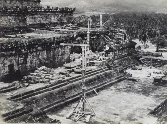 Proses pemugaran kedua Candi Borobudur berlangsung dari 1973-1983.