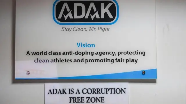 تابلویی بیرون از آژانس ضد دوپینگ کنیا. کنیا دارای رتبه ۱۲۳ از ۱۸۰ کشور در زمینه شاخص ادراک فساد سازمان شفافیت بین‌الملل قرار دارد. رتبه‌ای که در سال‌های اخیر بهبود یافته است