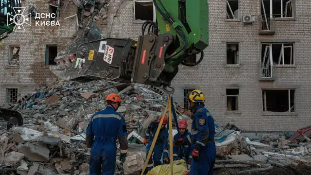 Розбір завалів в Києві після російської атаки 2 липня 2026 року