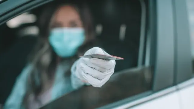 முகக்கவசம் மற்றும் கோவிட் பாஸ் விதிமுறிகள் இங்கிலாந்தில் இனி இல்லை