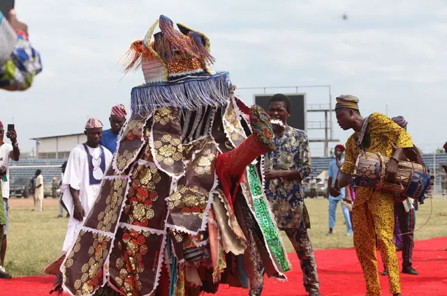 Aworan egungun kan to n jo si ilu awọn onilu rẹ nibi ayajọ ọdun egungun agbaye to waye lọdun 2025 nilu Ibadan.
