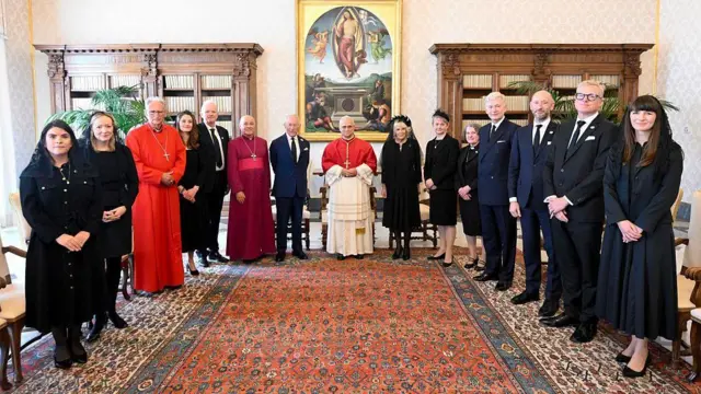 پیپیش از مراسم رسمی نیایش در کلیسای سیستین، پادشاه و ملکه بریتانیا و هیئت همراهشان، با پاپ لئون دیداری خصوصی داشتند. ایوت کوپر، وزیر خارجه بریتانیا، هم در لباس سیاه رنگ در کنار ملکه کامیلا ایستاد. او در مراسم نیایش قسمتی از انجیل را خواند.