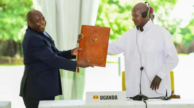 Muri iyi nama, Perezida Ndayishimiye (ibumoso) yahaye ububasha mugenzi we Museveni wa Uganda bwo gutegeka uru rwego