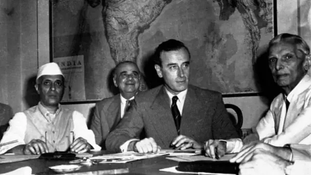 جواہر لعل نہرو اور لارڈ ماؤنٹ بیٹن کے ساتھ محمد علی جناح