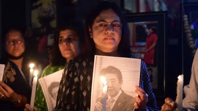 Люди на месте убийства Абэ